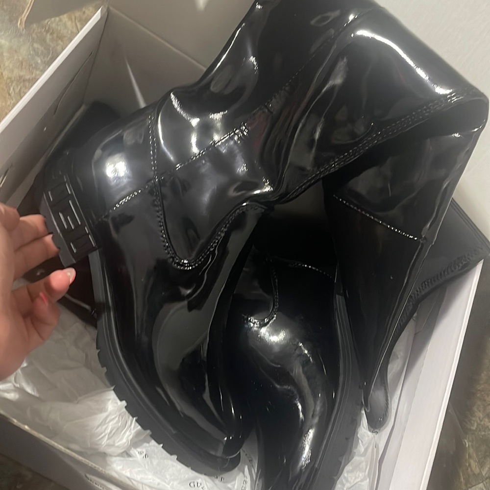 Guess boots